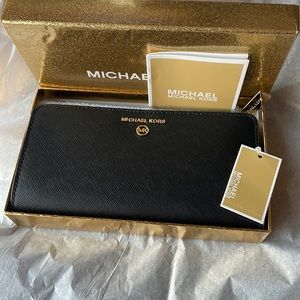 MichaelKors Jet set charm